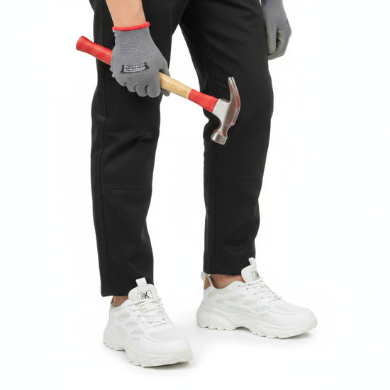 RewanPro 75Plus – damskie buty robocze S1, białe, scena robocza z młotkiem