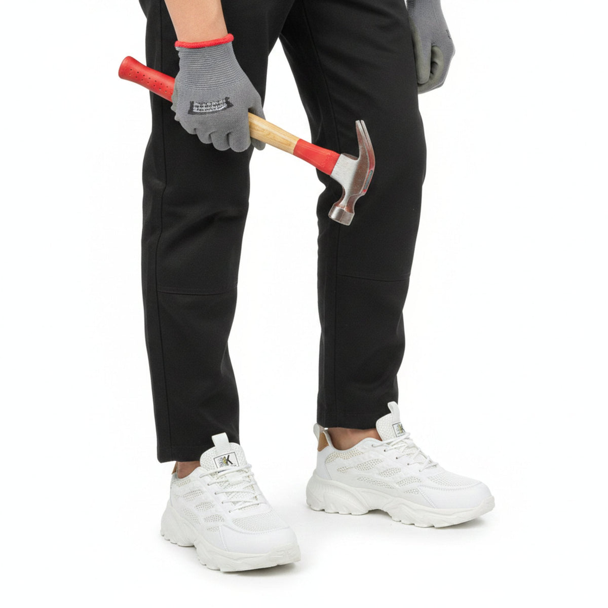 RewanPro 75Plus – damskie buty robocze S1, białe, scena robocza z młotkiem