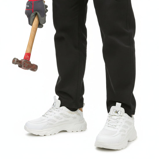 RewanPro 75Plus – damskie buty robocze S1, białe, scena robocza z młotkiem