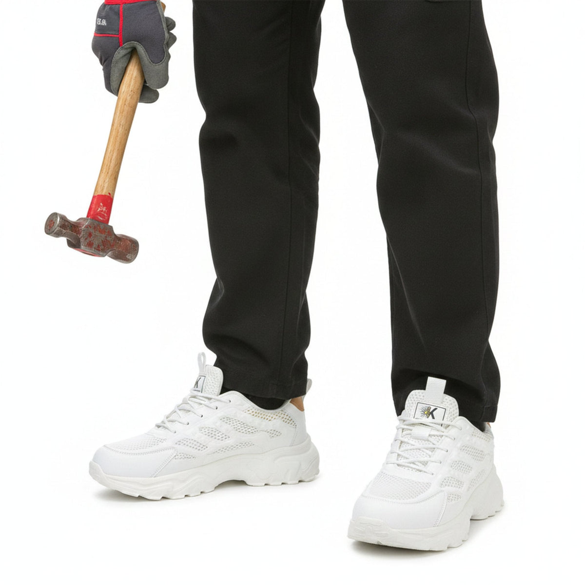 RewanPro 75Plus – damskie buty robocze S1, białe, scena robocza z młotkiem
