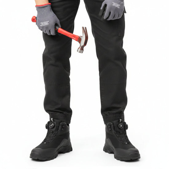 RewanPro Arot – ocieplane buty robocze S3, czarne, scena robocza z młotkiem