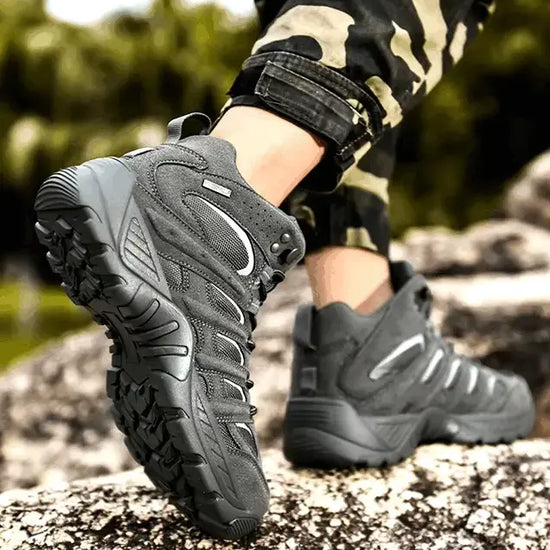 RewanPro Conan czarne buty w użyciu, krok na skale — scena outdoorowa