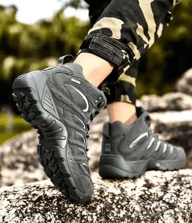 RewanPro Conan czarne buty w użyciu, krok na skale — scena outdoorowa
