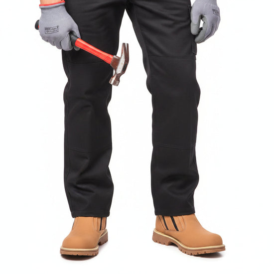 RewanPro Evo – buty robocze S3, brązowe, scena robocza z młotkiem