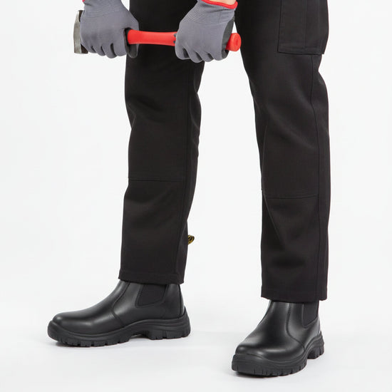 RewanPro Frex G – wsuwane buty robocze S3, czarne, scena robocza z młotkiem