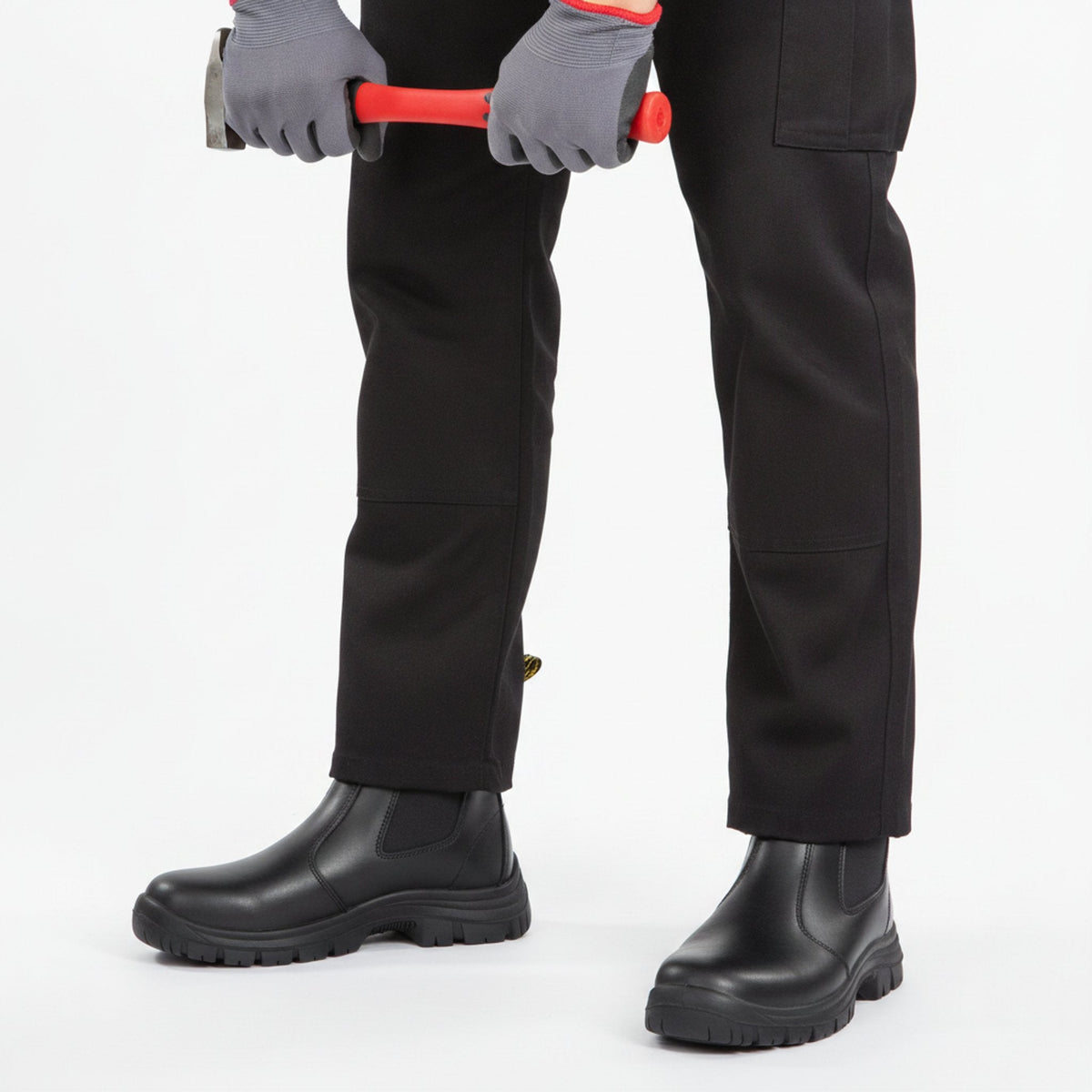 RewanPro Frex G – wsuwane buty robocze S3, czarne, scena robocza z młotkiem