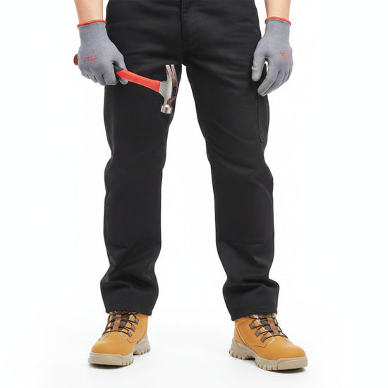RewanPro Knob – zimowe buty robocze S3, brązowe, scena robocza z młotkiem