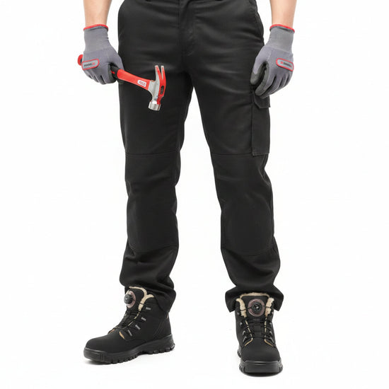 RewanPro Knob – zimowe buty robocze S3, czarne, scena robocza z młotkiem