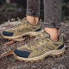 RewanPro Koala buty trekkingowe khaki w ruchu, krok na leśnym podłożu — ujęcie boczne