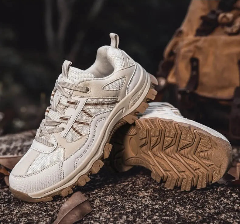 RewanPro Koala buty trekkingowe biało-beżowe na leśnym podłożu, ujęcie outdoorowe