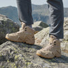 RewanPro Mount 2.0 – ocieplane buty trekkingowe, beżowe, stopa na skale na górskim szlaku