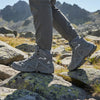 RewanPro Mount – buty trekkingowe, szare, stopa na skale na górskim szlaku