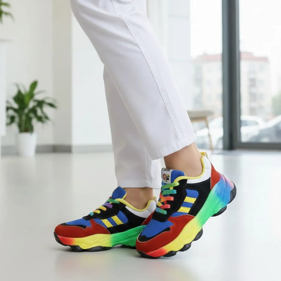 RewanPro Rainbow - zbliżenie na nodze, niebiesko-czerwono-czarne z tęczową podeszwą i kolorowymi sznurówkami