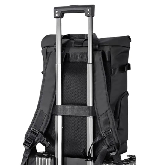 RewanPro Rear - widok boczny plecaka roll-top, smukła sylwetka