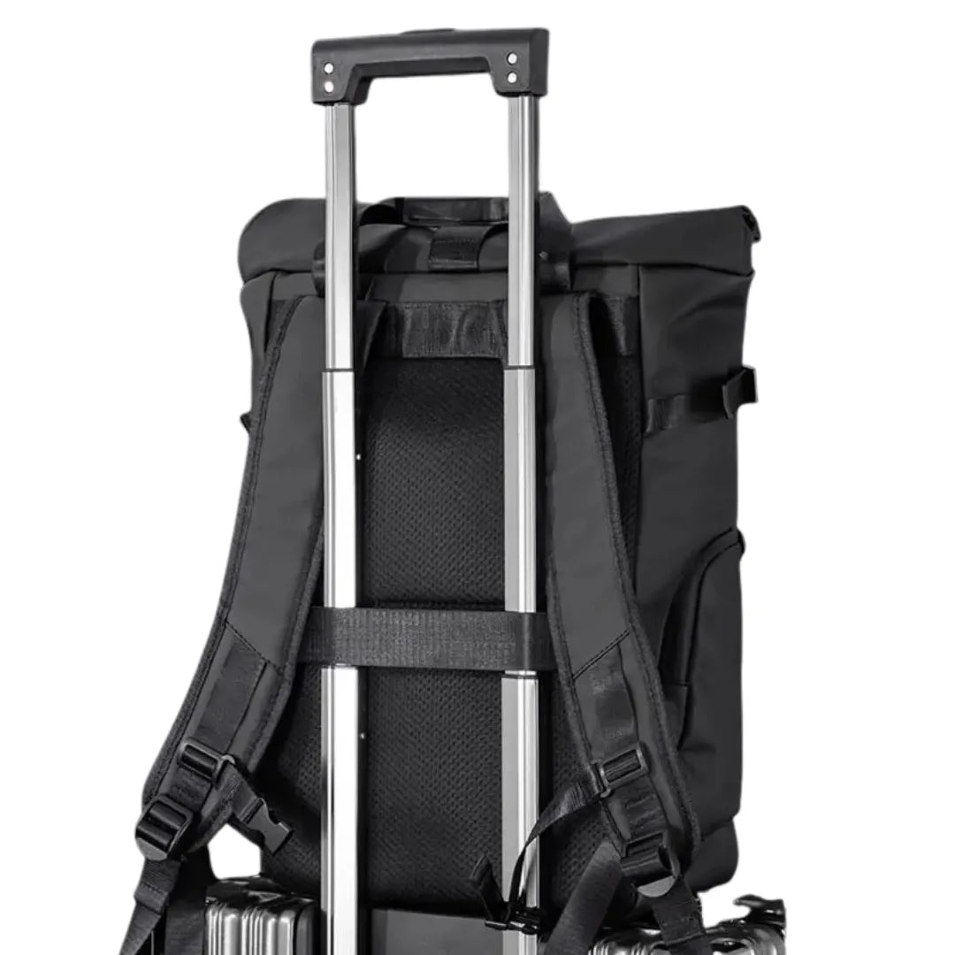 RewanPro Rear - widok boczny plecaka roll-top, smukła sylwetka