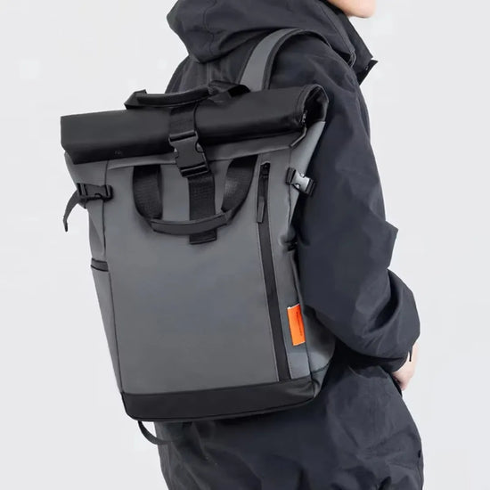 RewanPro Rear - detal zapięcia klamry roll-top i materiału