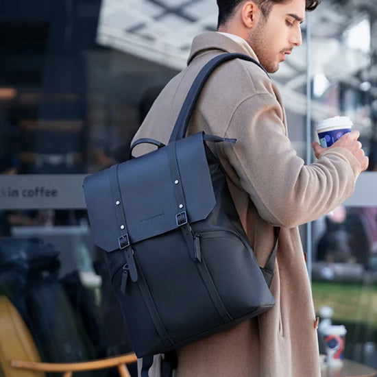 RewanPro Ryden - zdjęcie lifestyle: pendler niesie plecak minimal w miejskim otoczeniu