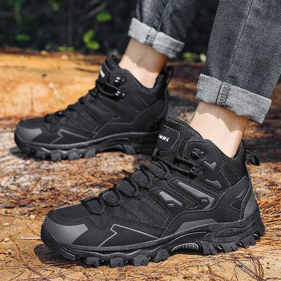 RewanPro Voyager czarne buty, podeszwa z ukośnego ujęcia — gruby trekkingowy bieżnik