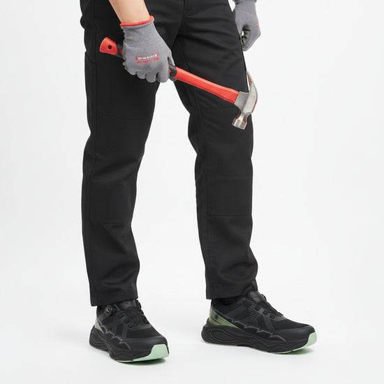 RewanPro ForcePro – buty robocze S3, czarno-zielone, scena robocza z młotkiem