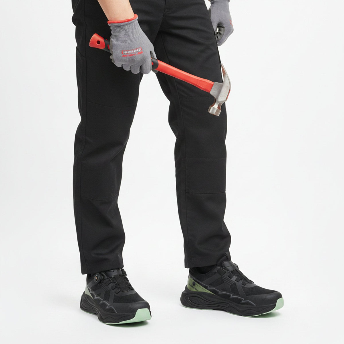 RewanPro ForcePro – buty robocze S3, czarno-zielone, scena robocza z młotkiem
