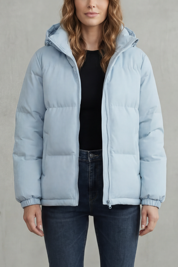 Jasnoniebieska damska kurtka pikowana z kapturem – widok z przodu