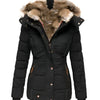Damska kurtka pikowana z futerkiem na kapturze – widok z przodu
